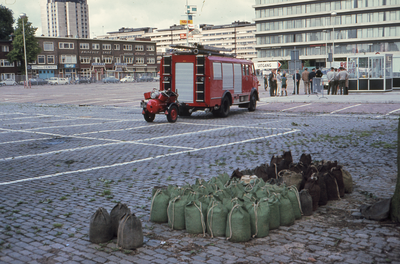 804367 Afbeelding van de voorbereidingen op het Veemarktplein te Utrecht ten behoeve van de opstijging van een ...